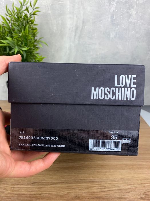 Damskie buty Love Moschino r. 35 – designerskie klapki z logo