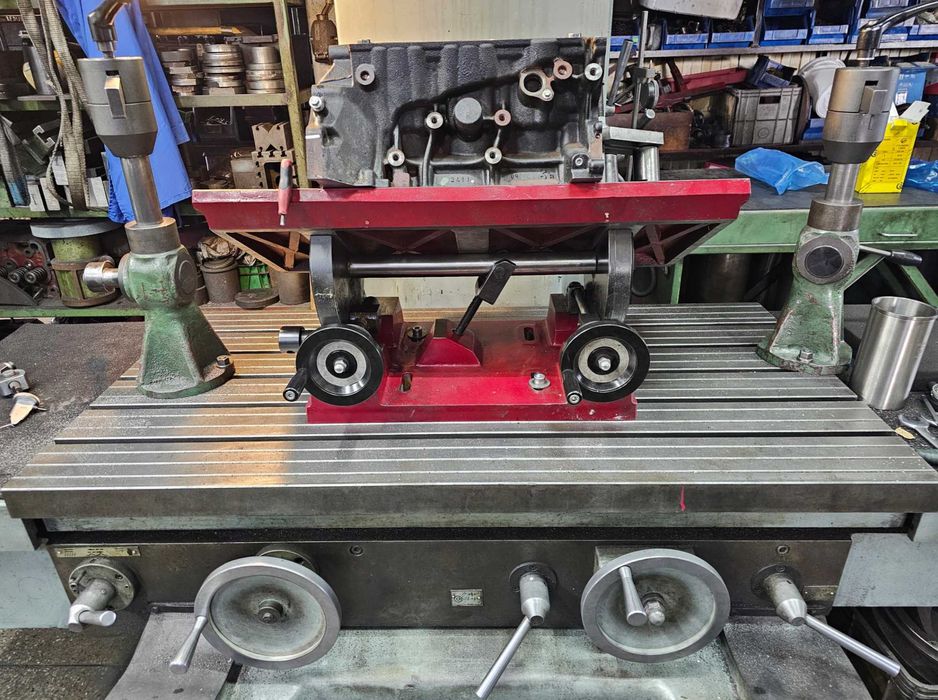 Stół uchylny do głowic skośnych i V-bloków (widlastych)