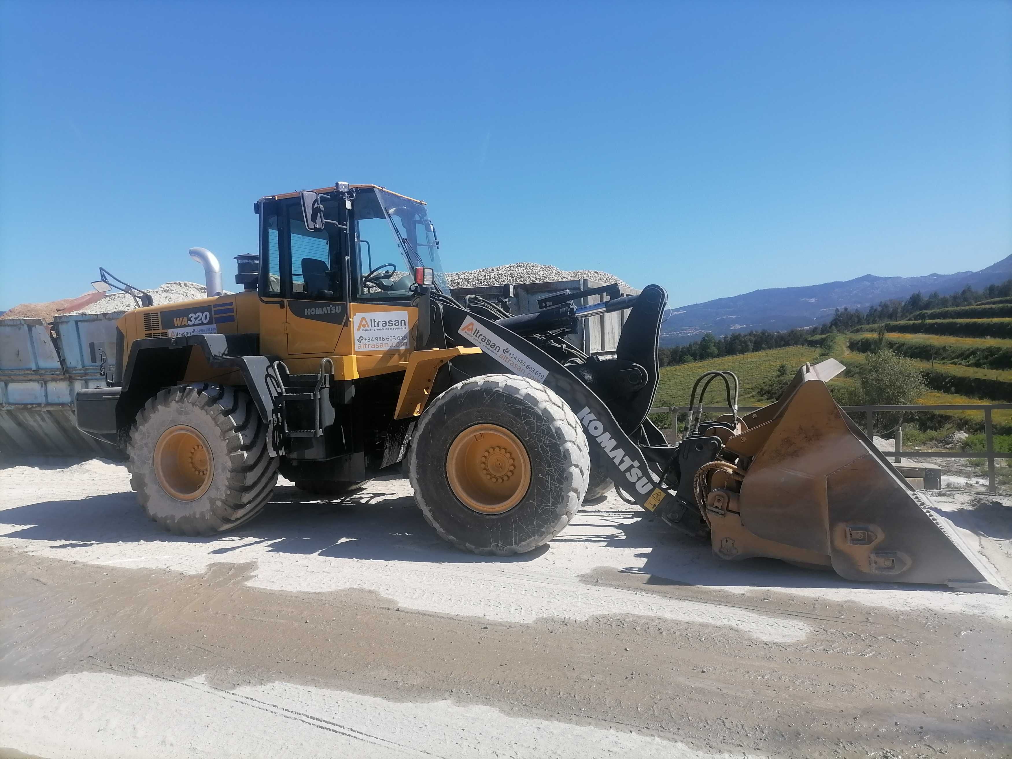 Vendemos pá carregadora Komatsu WA320 como nova