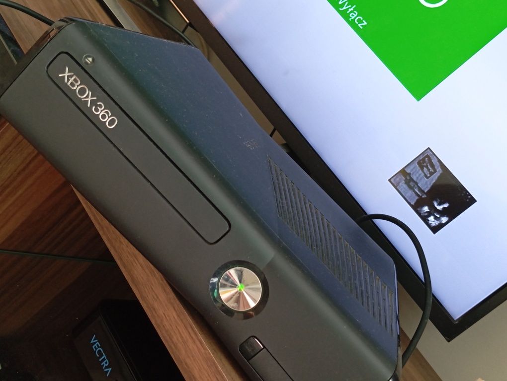 Xbox 360 + Kinect + pad + gry i pełne okablowanie