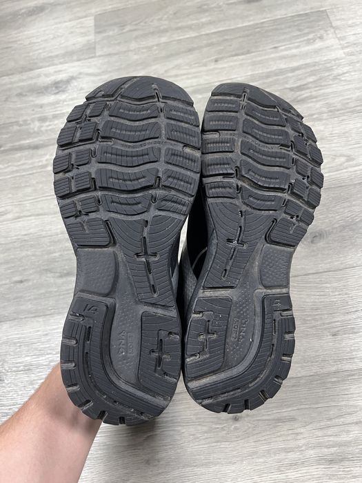 Кроссовки мужские на gore tex Brooks