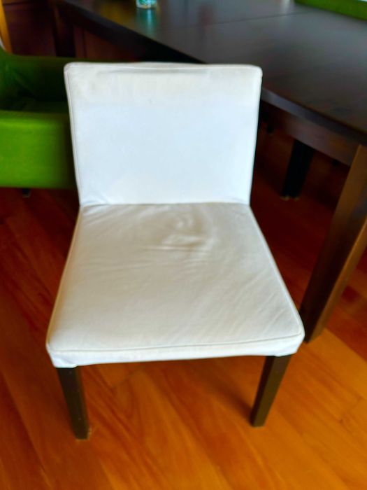 Lote de cadeiras (6) com capas incluídas