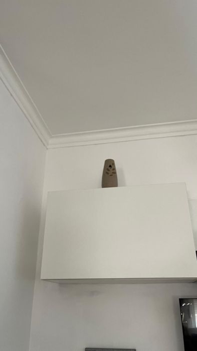Móvel de sala branco e preto