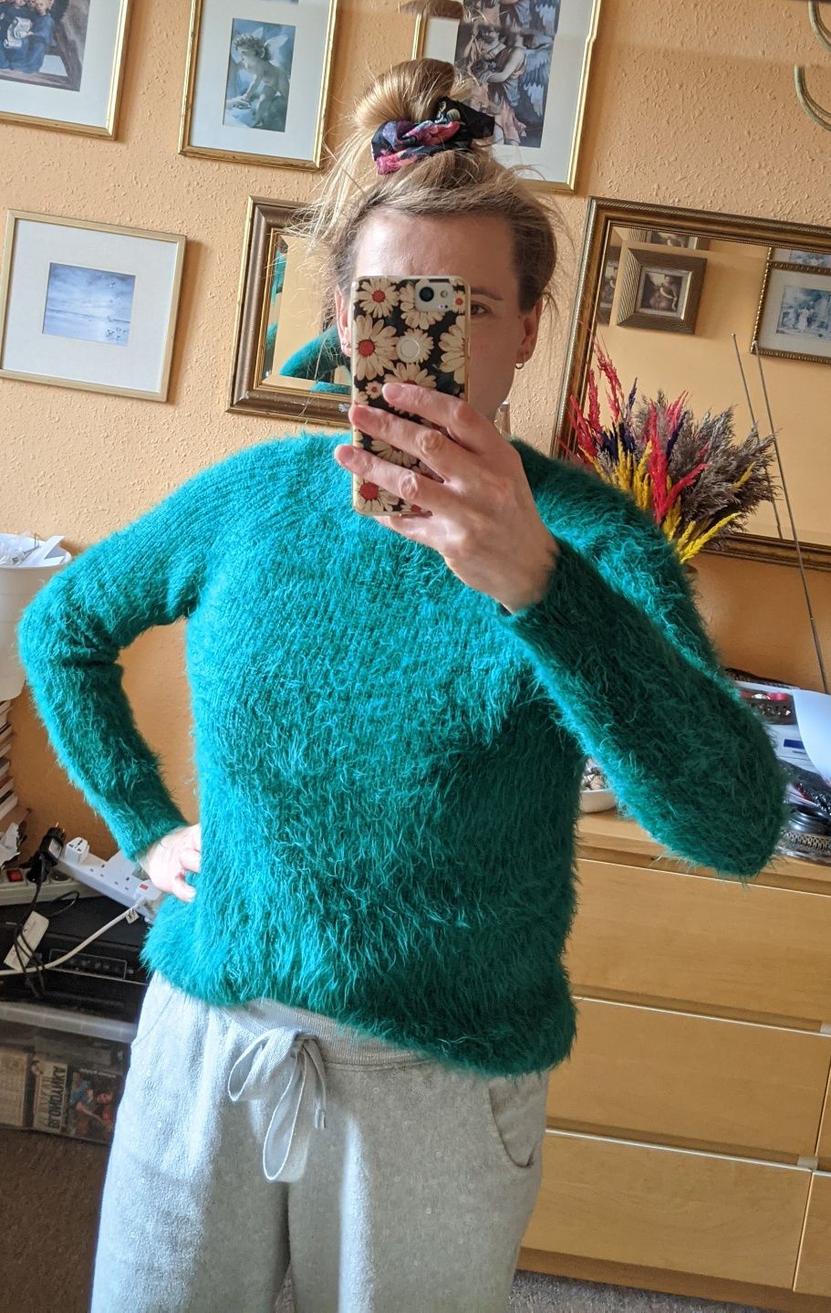 Zielony włochaty sweter