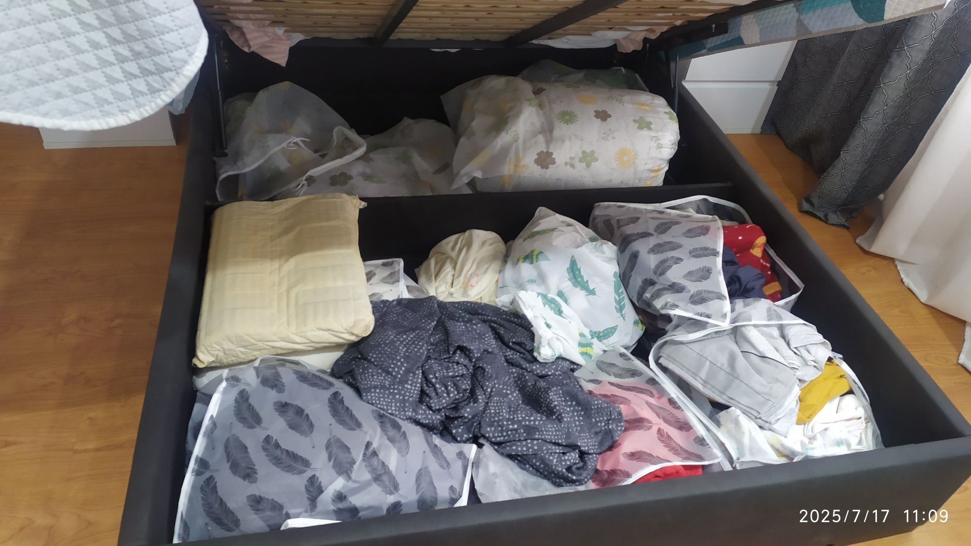Cama sommier de casal + mesinhas cabeceira e candeeiros
