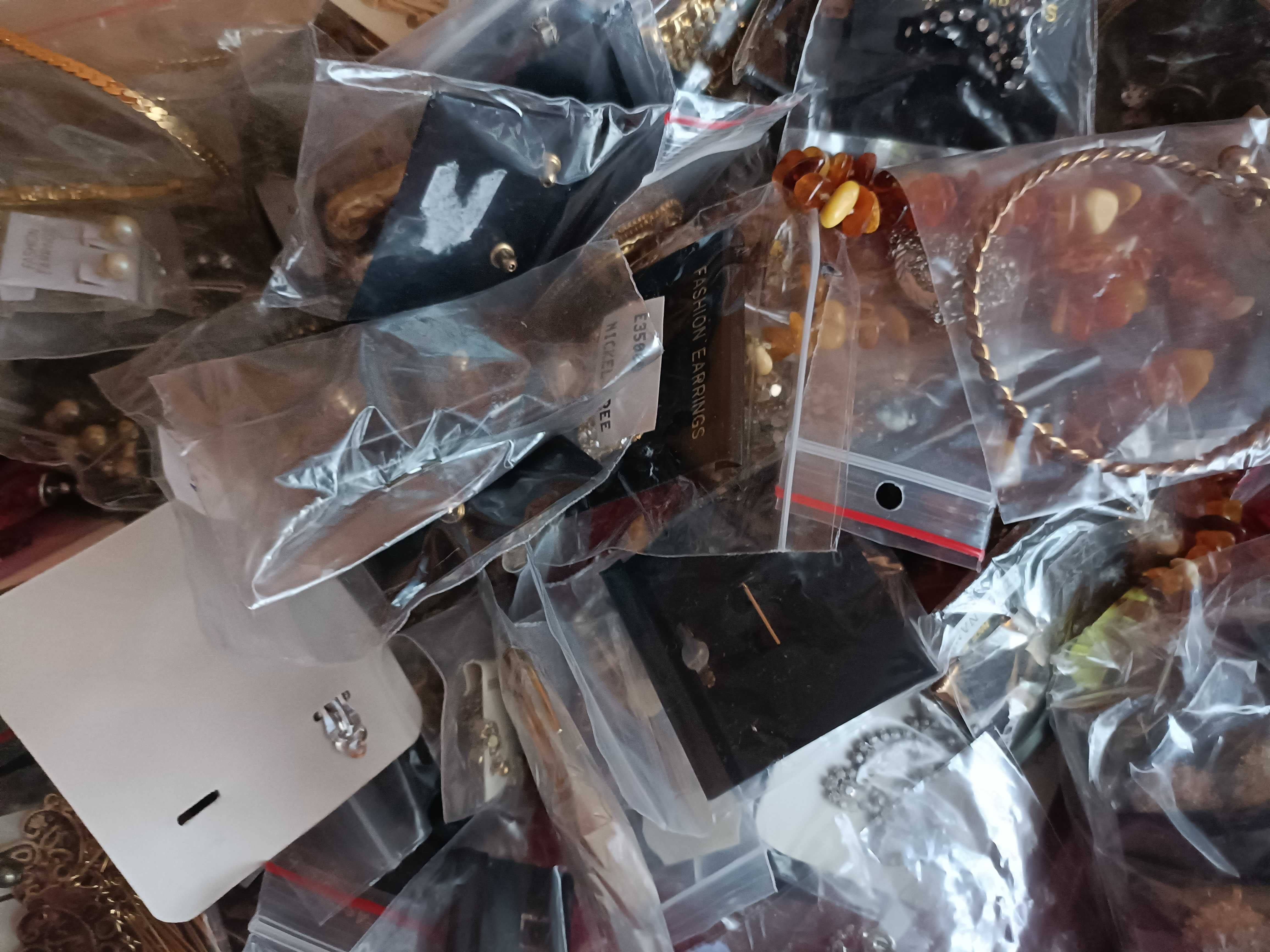 Biżuteria około 2000 SZTUK Naszyjniki, Kolczyki, Wisiorki, Bransoletki
