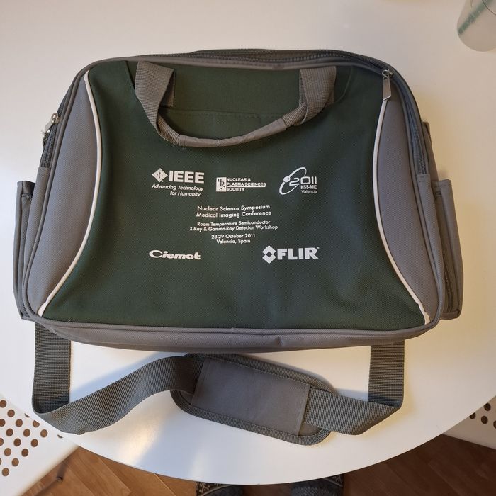 продам сумку для ноутбука 15"