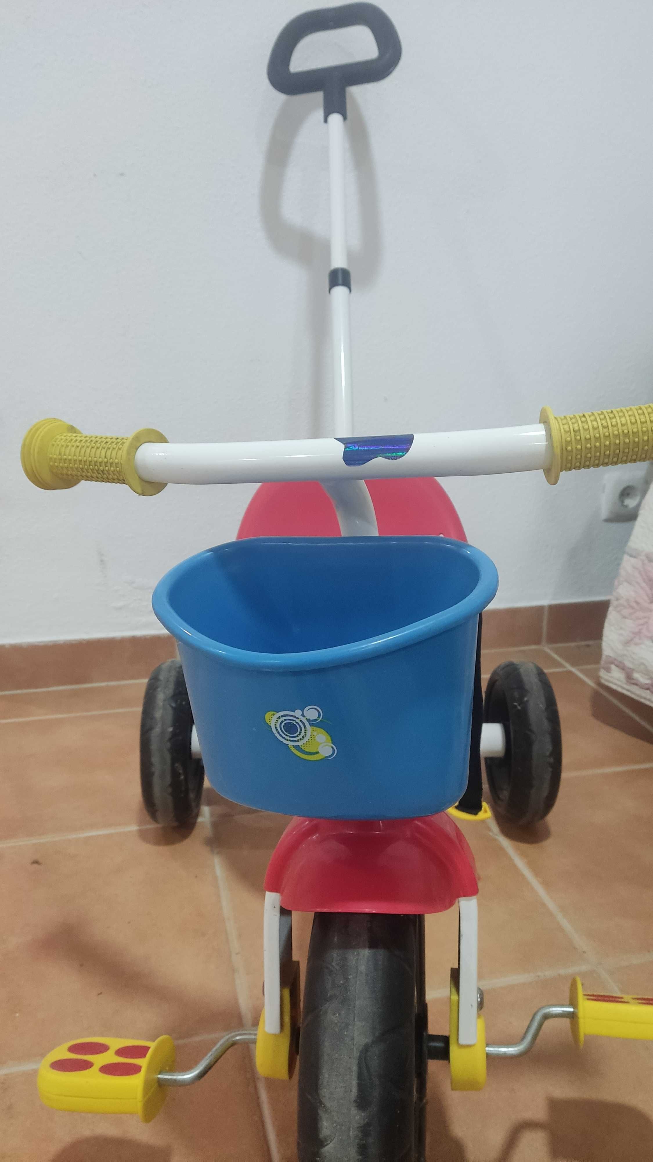Triciclo de criança com oferta de segundo triciclo