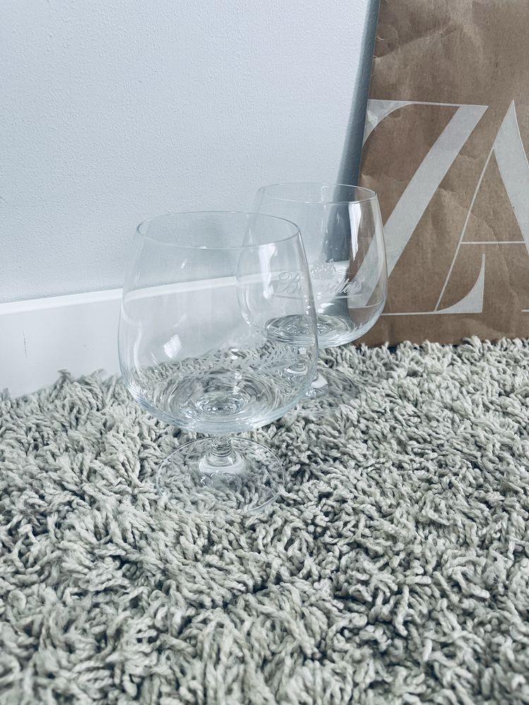 Zestaw dwoch pucharkow kieliszki szklane na nozce na wino
