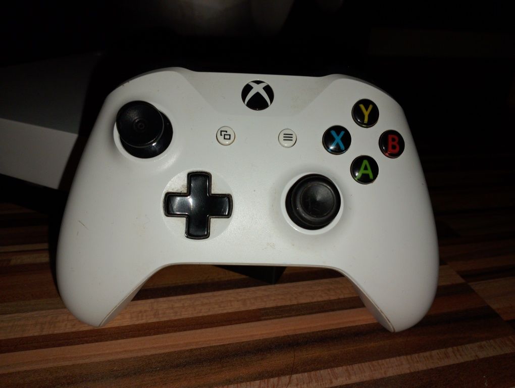 Xbox one X White edition