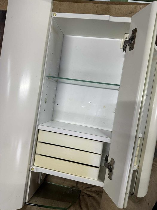 Szafka Łazienkowa z Lustrem, Podświetleniem i Zegarkiem – Praktyczna i