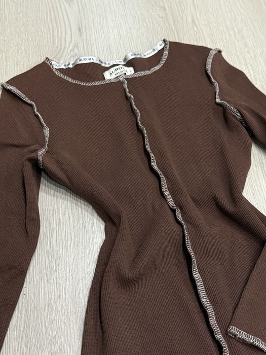 Сукня в рубчик з швами ззовні