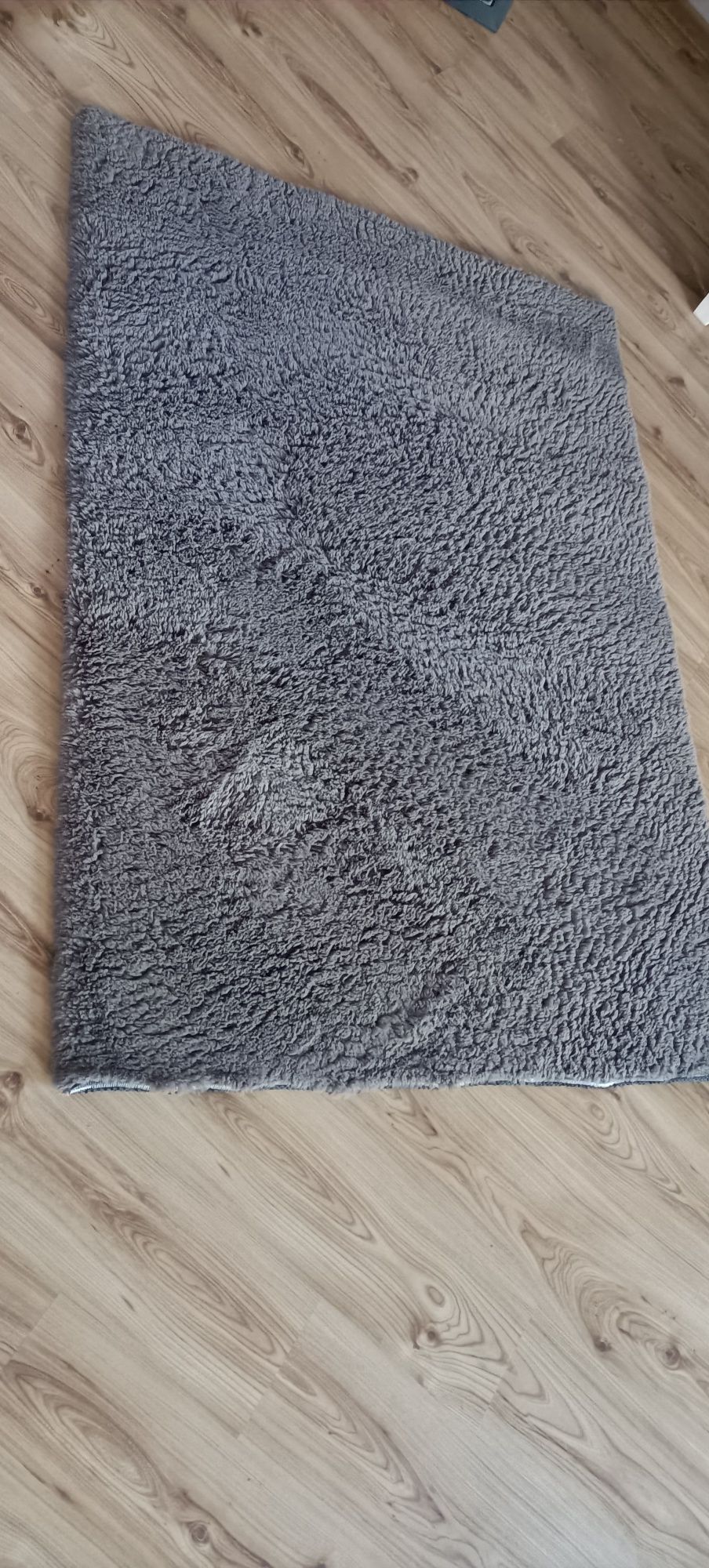 Szary dywan puszysty