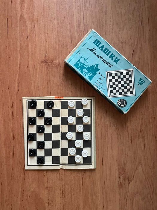 Развивающие игры времен СССР: шашки, конструктор "Оптикон"...