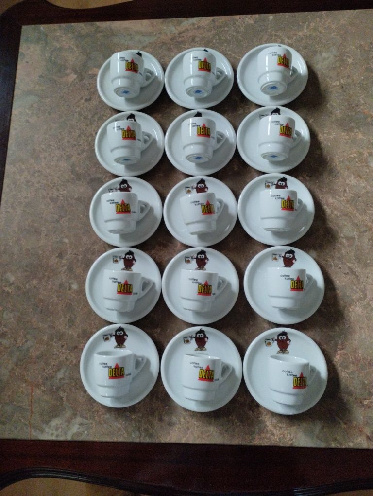 Chávenas de café com pires