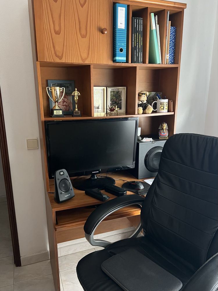 Secretaria com estante