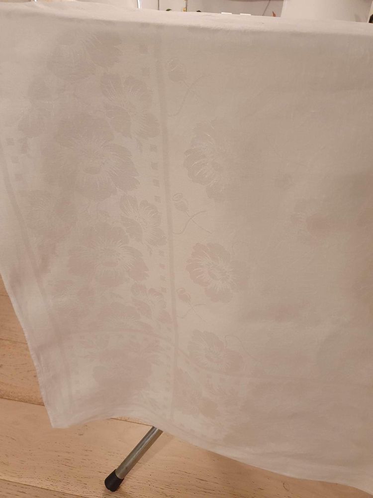Biały bawełniany obrus w maki wielkanocny wiosenny 154x160cm