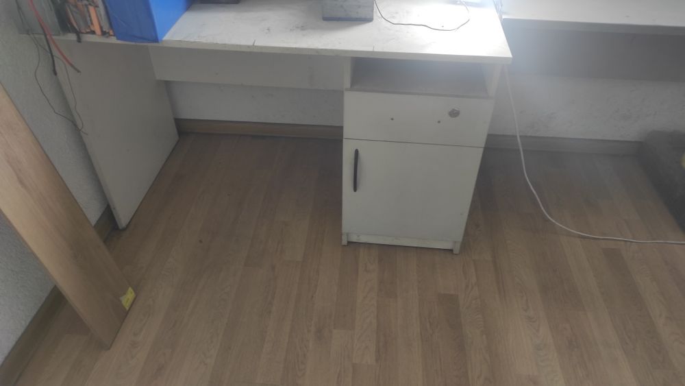 Продам меблі.Столи і шафи.