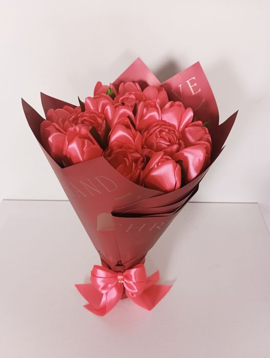 Wieczny bukiet koralowych tulipanów i piwonii