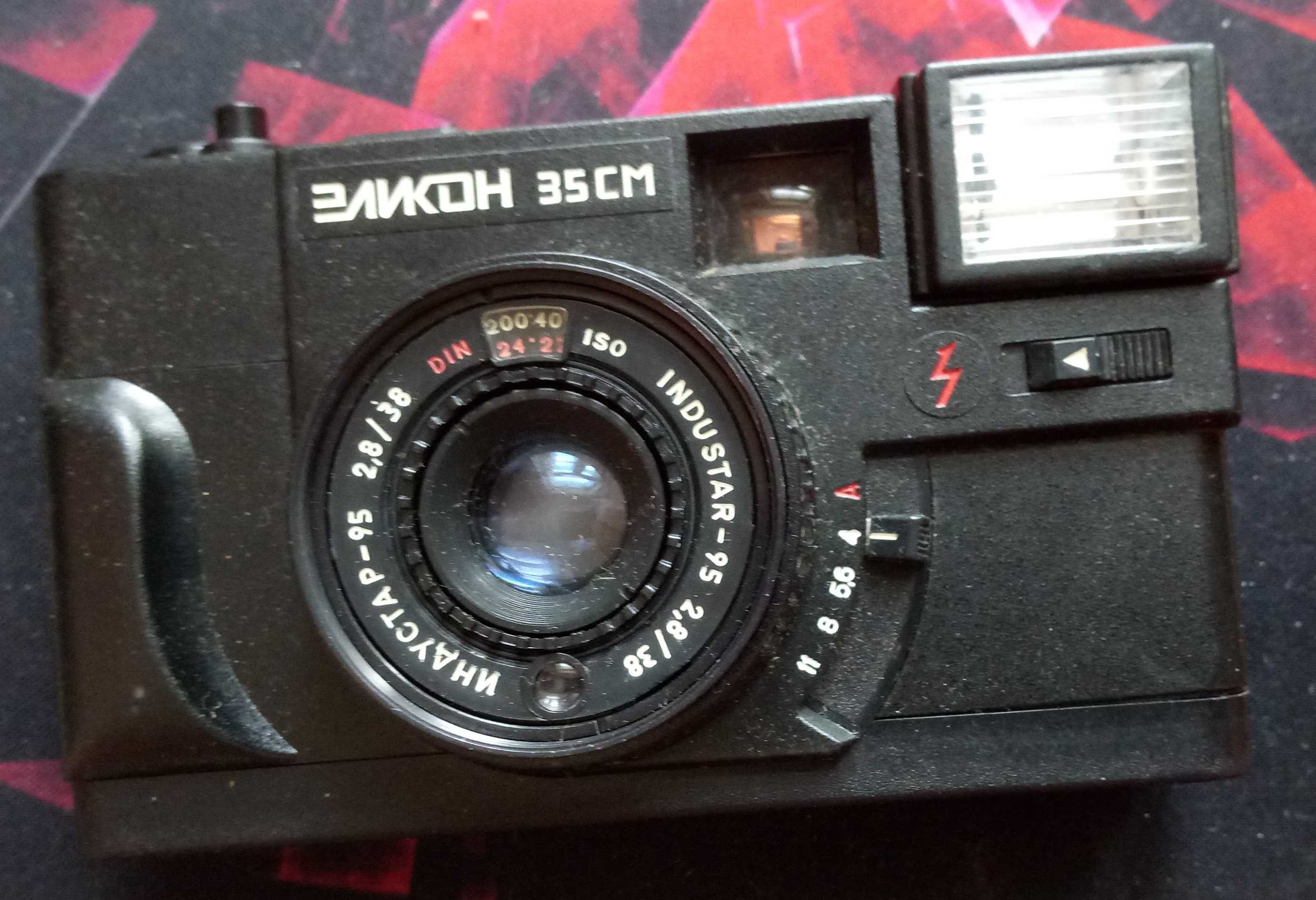 Фотоаппараты производства СССР –  «Эликон-35СМ», «Смена-8М».