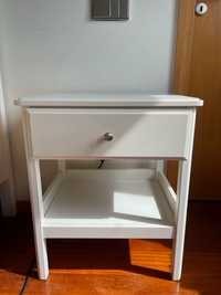 Mesa de cabeceira branca com gaveta