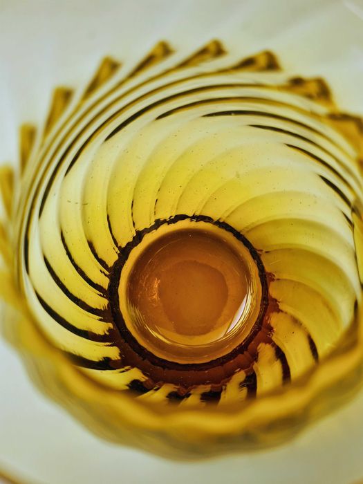 Miodowy dzbanuszek / mlecznik 375 ml ręcznie formowany PRL