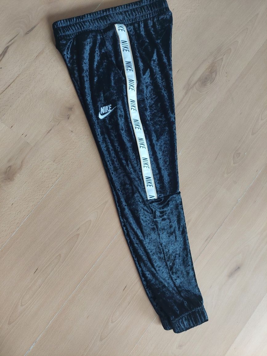 Spodnie Nike rozm 122-128  cm nowe