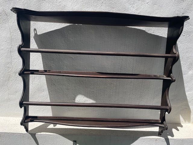 Escaparate e banco antigo em madeira
