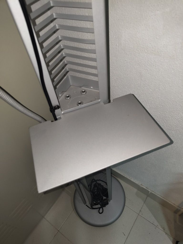 Candeeiro com suporte para CDs