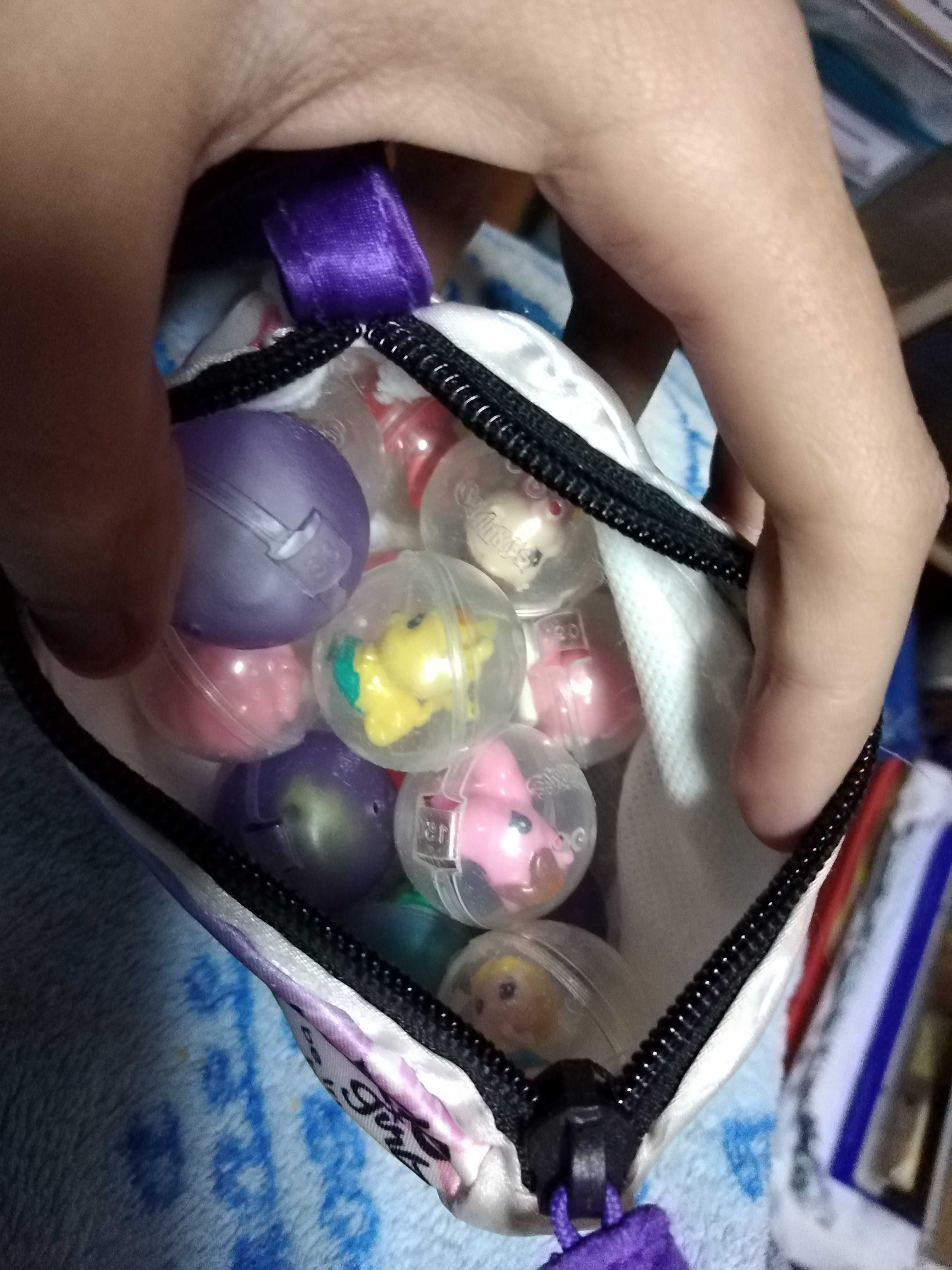 bolsa com bolinhas com bonequinhas no interior