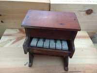 Piano de madeira para brincar, muito antigo