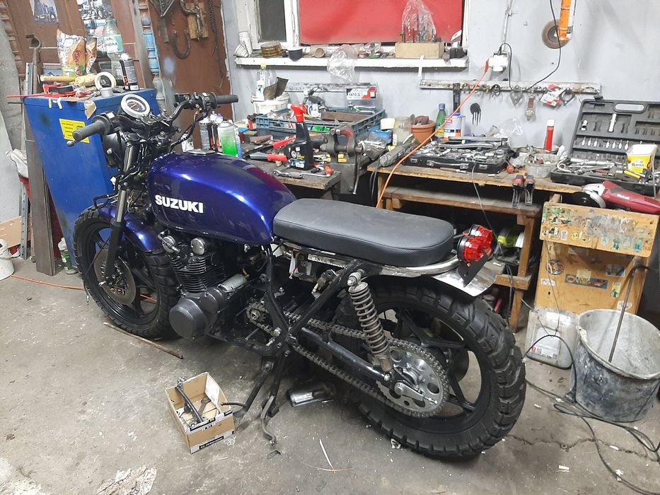 Suzuki gs 500e 1982 w trakcie perzabianiu na Scrabblera