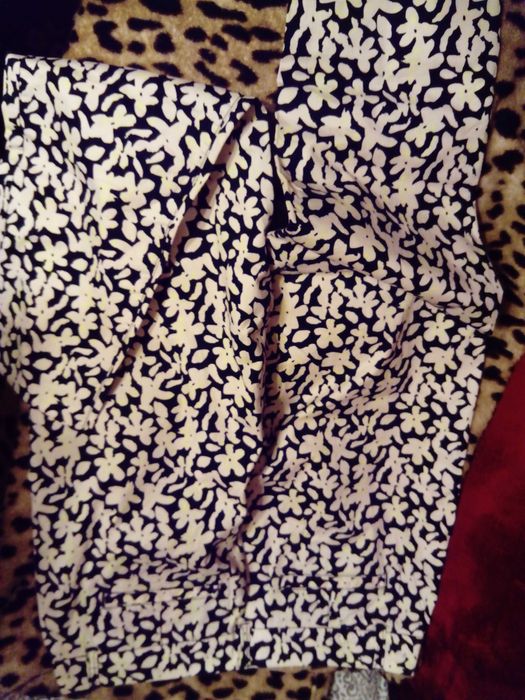 Spodnie w białe kwiaty w stylu chino marki Carry, rozm. XL