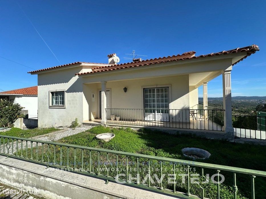 Moradia V3 com terreno a 3 km de Tomar perto de bons acessos.