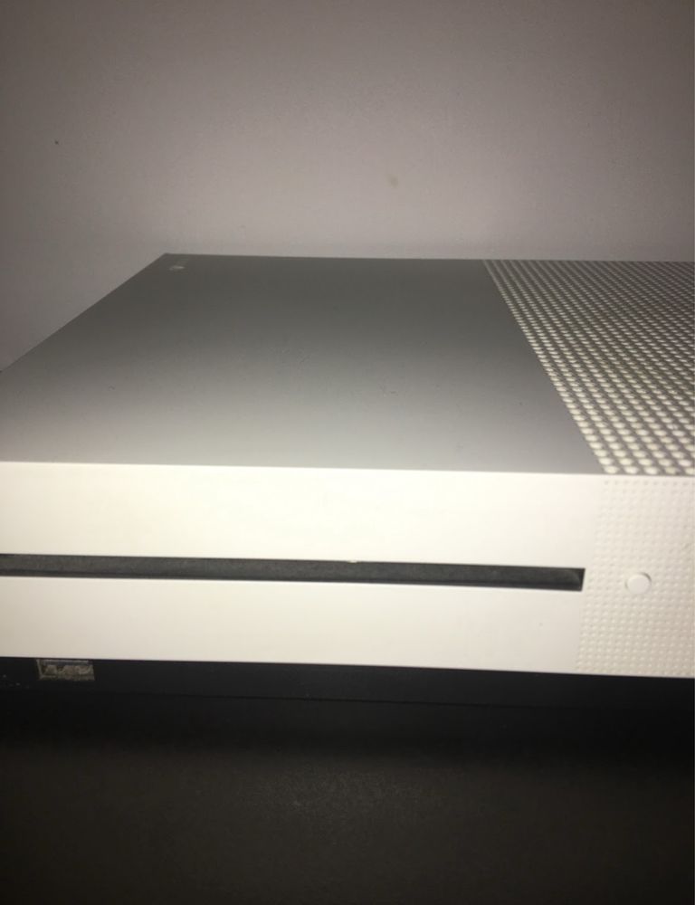 Xbox One + 2 pady
