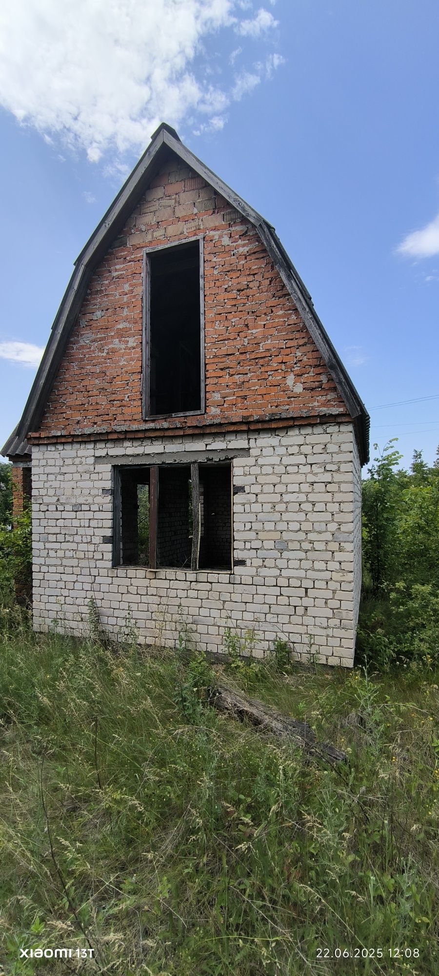 Земельна ділянка з недобудованим будинком