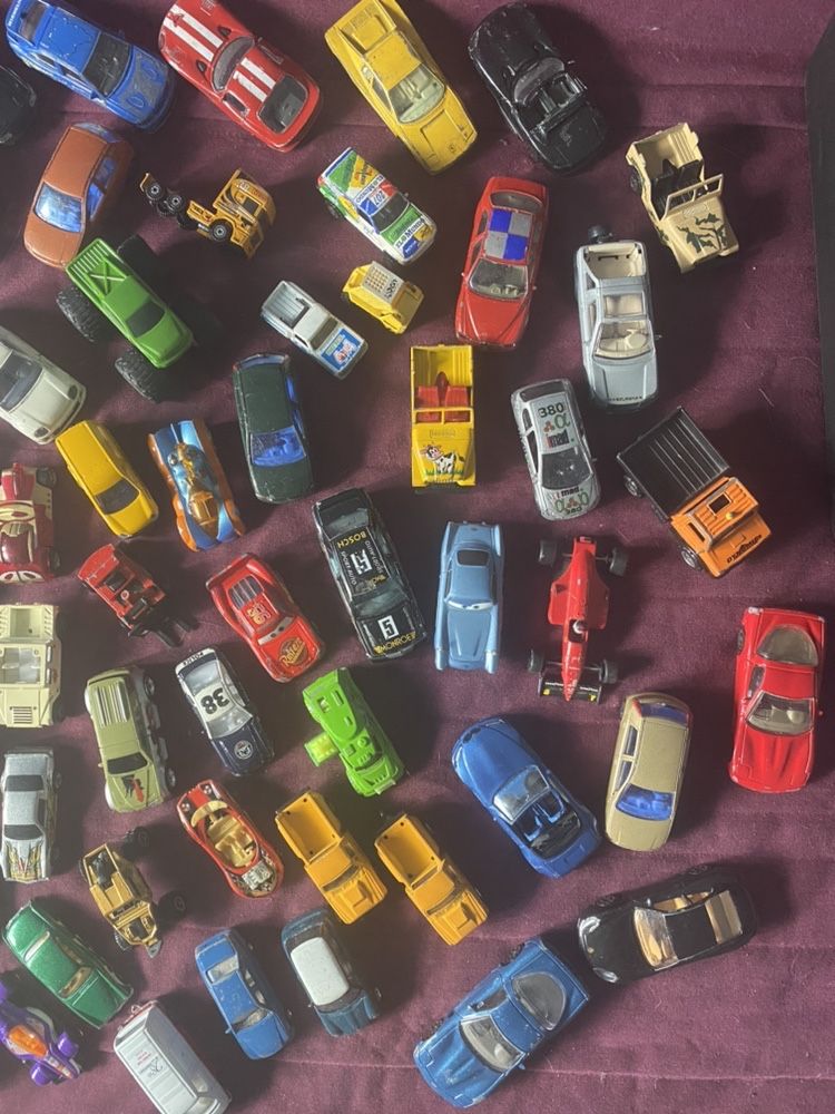 Carros matchbox , hot wheels e outros