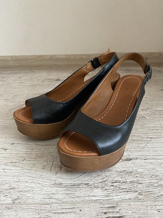 Босоніжки на танкетці