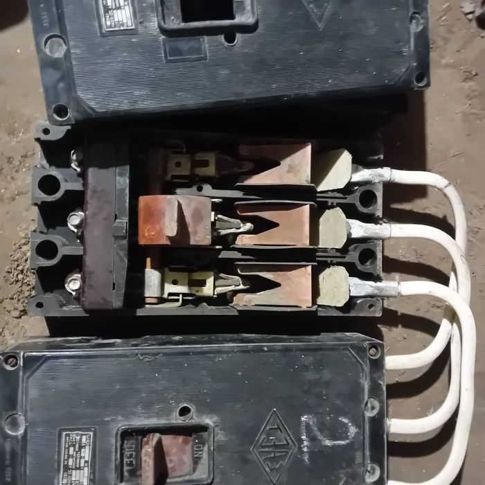 Вимикач трьохполюсний