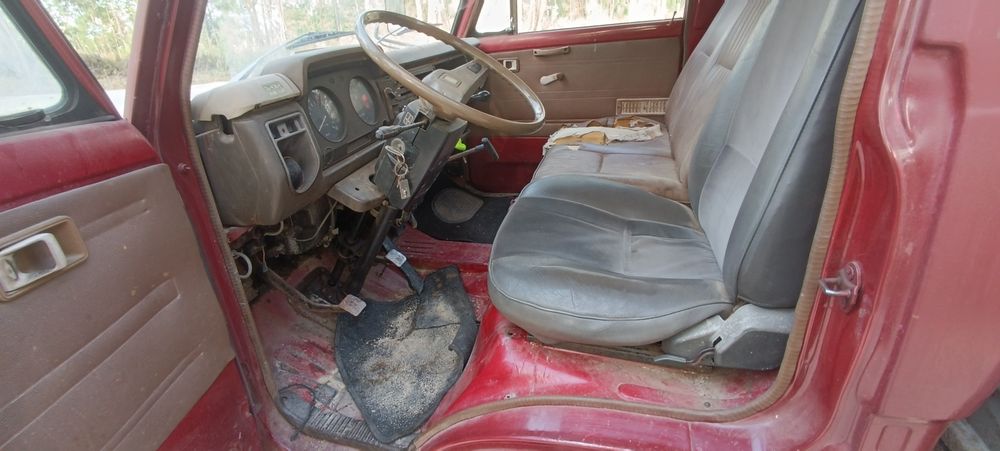 Toyota Dina bu30 ligeira para arranjar ou para peças