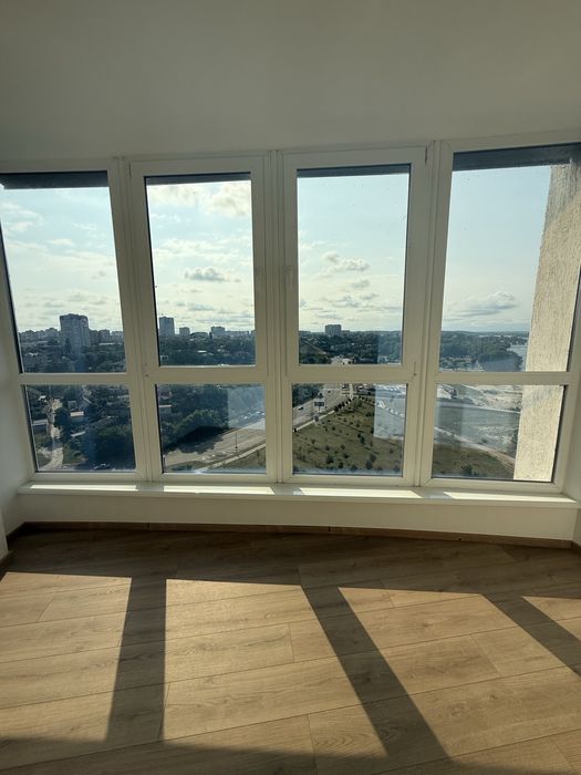 Продаж квартири з видом р.Дніпро вул.Жужоми