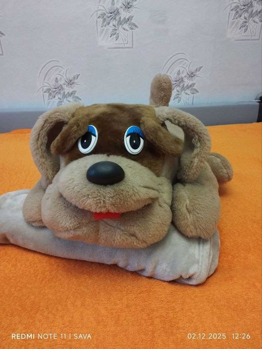 Велика м'яка іграшка.