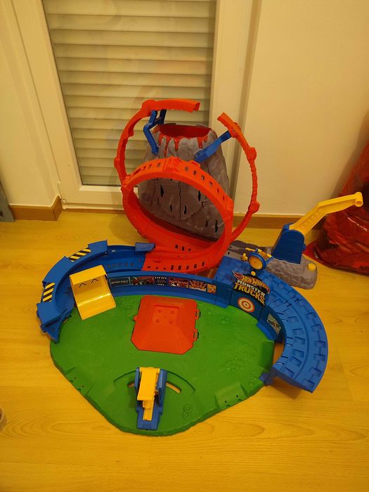 Pista mega hotwheels Dinossauro T-Rex e vulcão