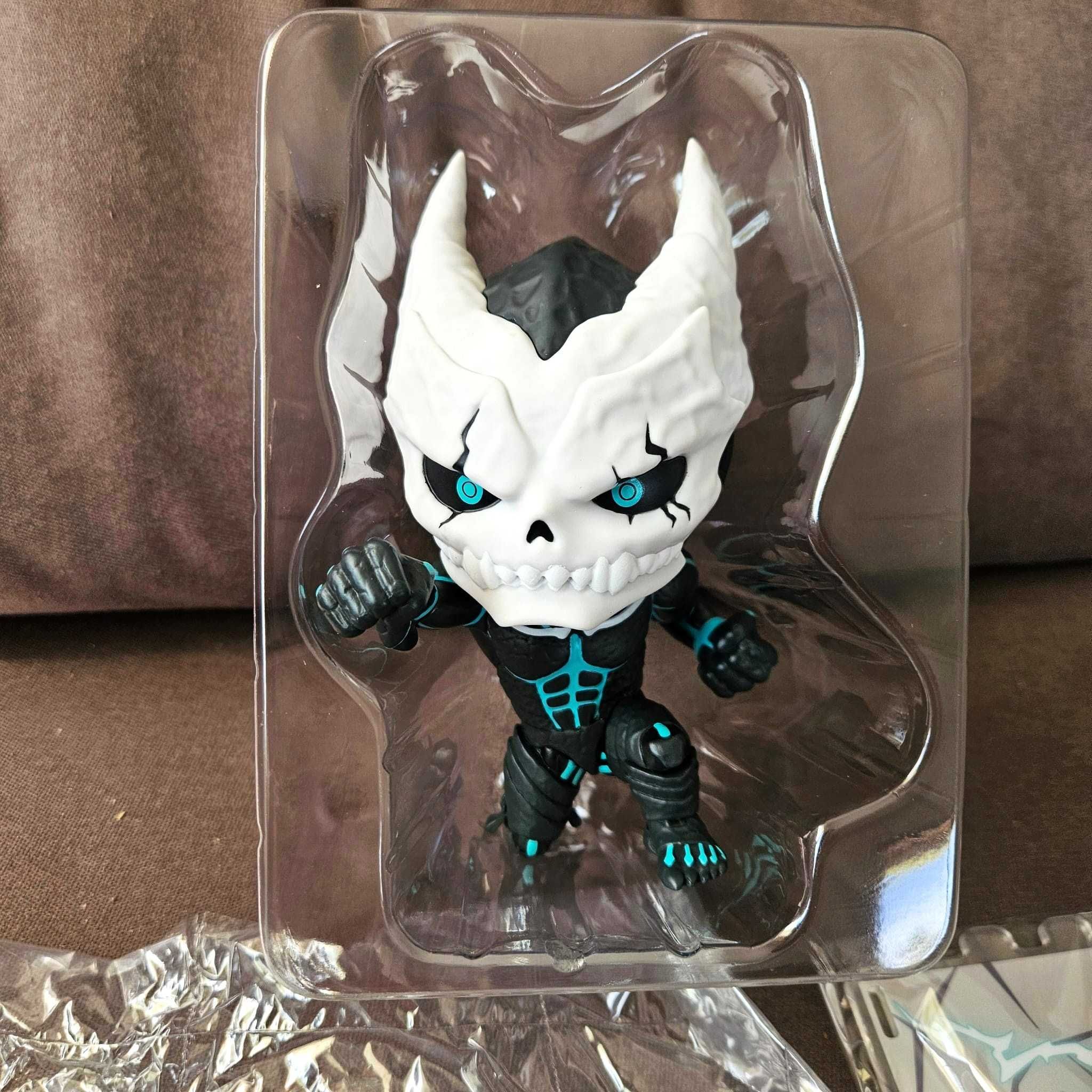 Kaiju No.8 figure with acrlic base and accessories