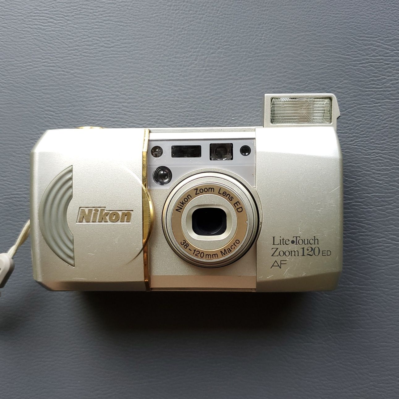 Пленочный компакт фотоаппарат Nikon Lite Touch Zoom 120ED тестирован