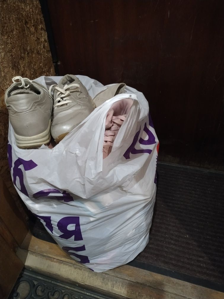 Віддам одежу та взуття