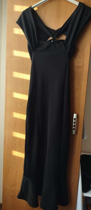 Czarna sukienka.