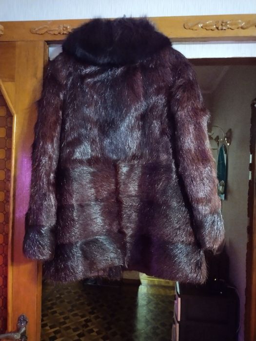 Норкова шуба з коміром із песця.