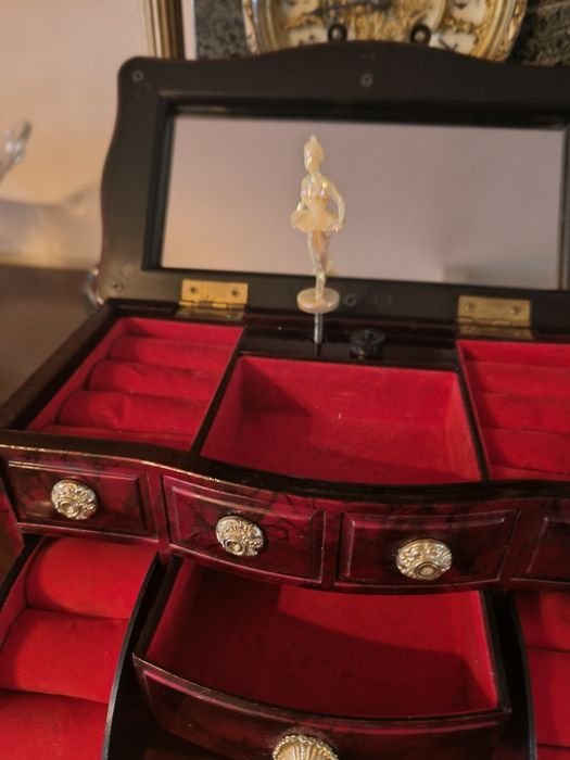 Guarda jóias novo com música e bailarina