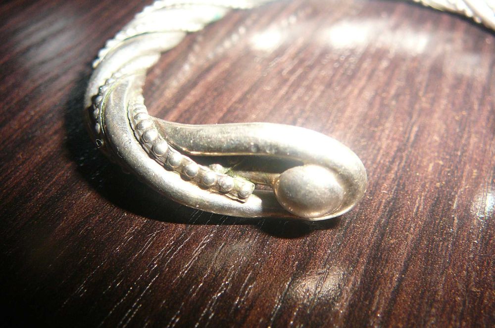 Bransoletka koło  metal  koloru  srebrnego i laka   ryba